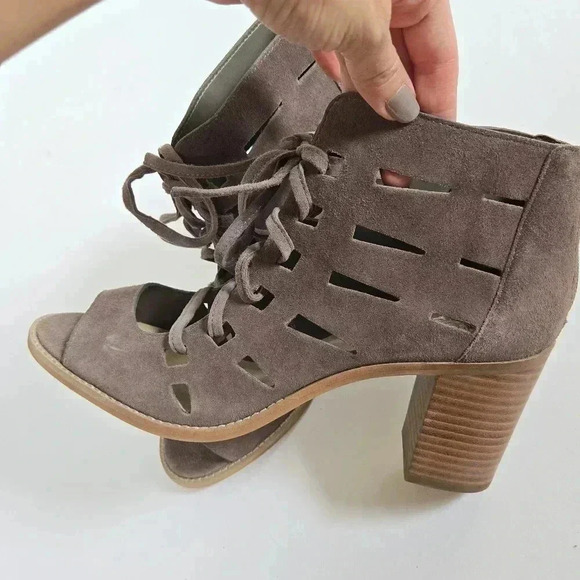 Vince Camuto Tressa Leather Lace up Heels Sandals Taupe Grey Like new! Sz 9M - Picture 3 of 14